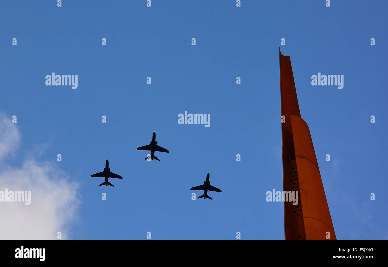 RAF jet Hawk formatori sorvolare il bombardiere internazionale di Command Center's Memorial guglia svelata in collina Canwick, Lincoln, 2 ottobre 2015. Foto Stock