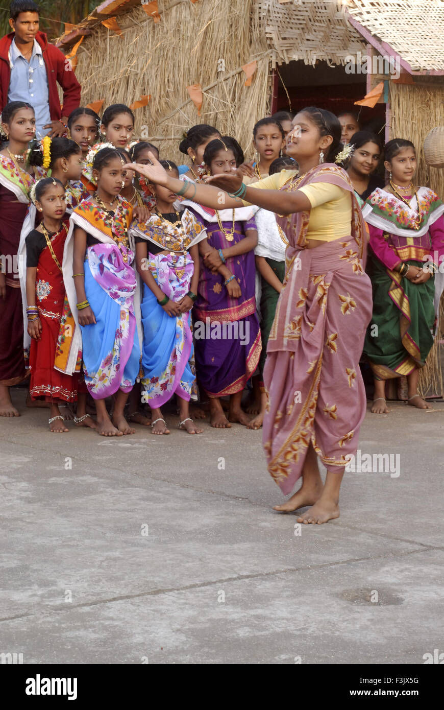Elephanta Festival pescatori ragazze costumi tradizionali ornamenti balli folk dance accolgono turisti Raigad Mumbai India Maharashtra Foto Stock