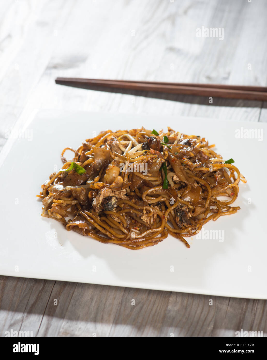 Frittura di Penang Char Kuey Teow che popolare è un piatto a base di noodle in Malesia, Indonesia, nel Brunei e a Singapore Foto Stock