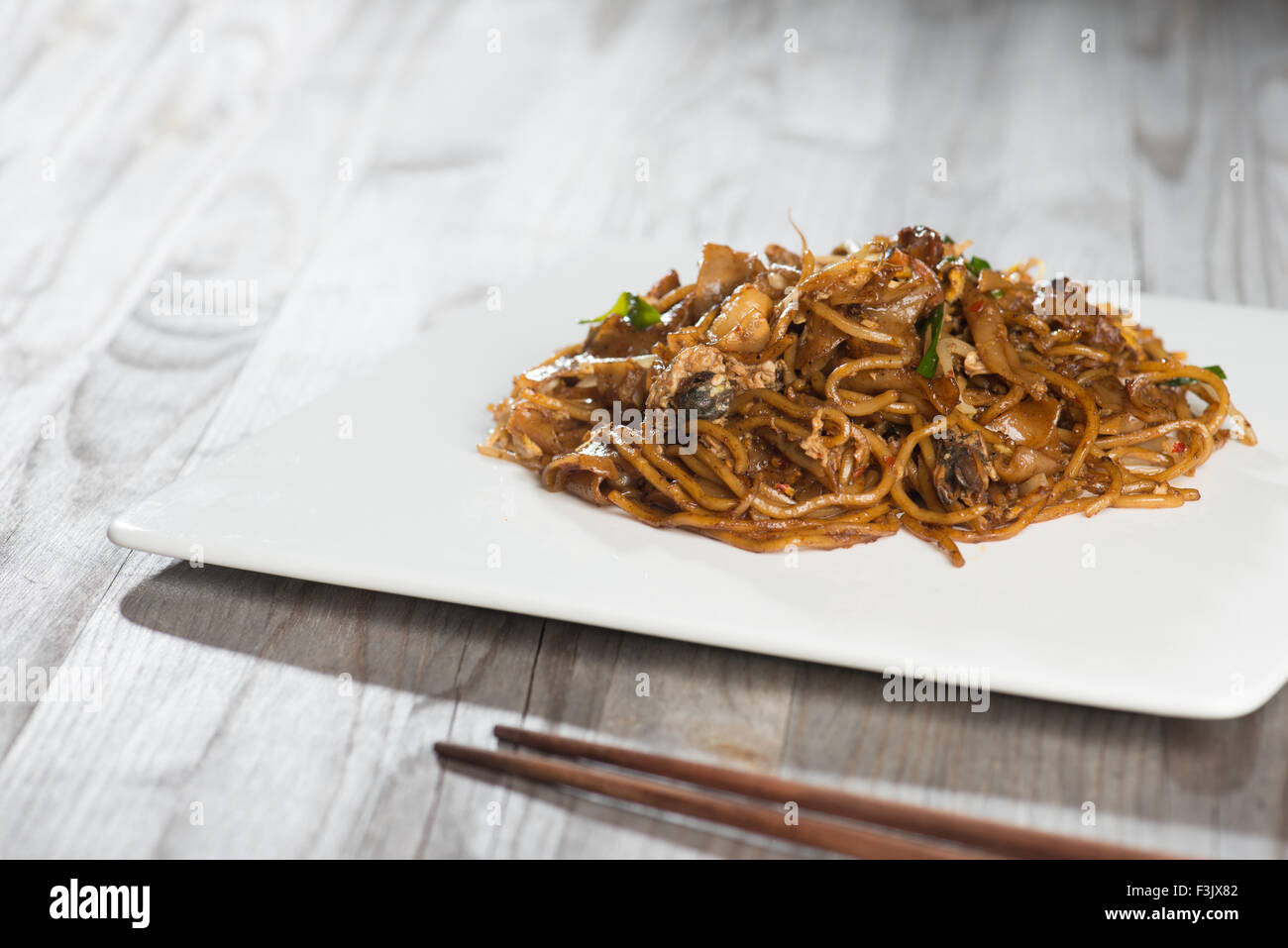 Frittura di Penang Char Kuey Teow che popolare è un piatto a base di noodle in Malesia, Indonesia, nel Brunei e a Singapore Foto Stock