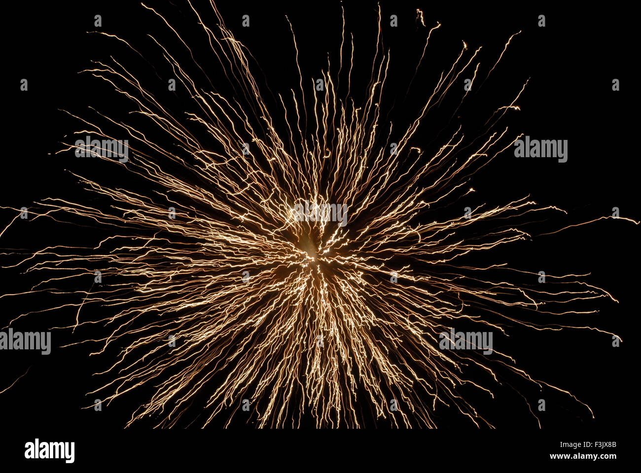 Cracker fuoco in cielo di notte per celebrare Gudi Padfa Festival ; nuovo anno religione indù Thane Maharashtra india asia Foto Stock