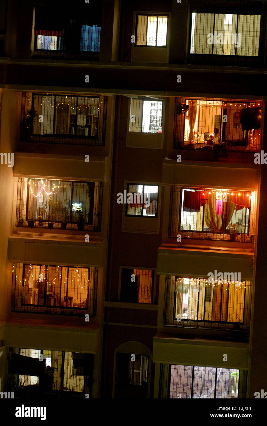Il balcone di ogni camera illuminata dal Diwali Festival ; Deepavali a Borivali ; Mumbai India Maharashtra Foto Stock