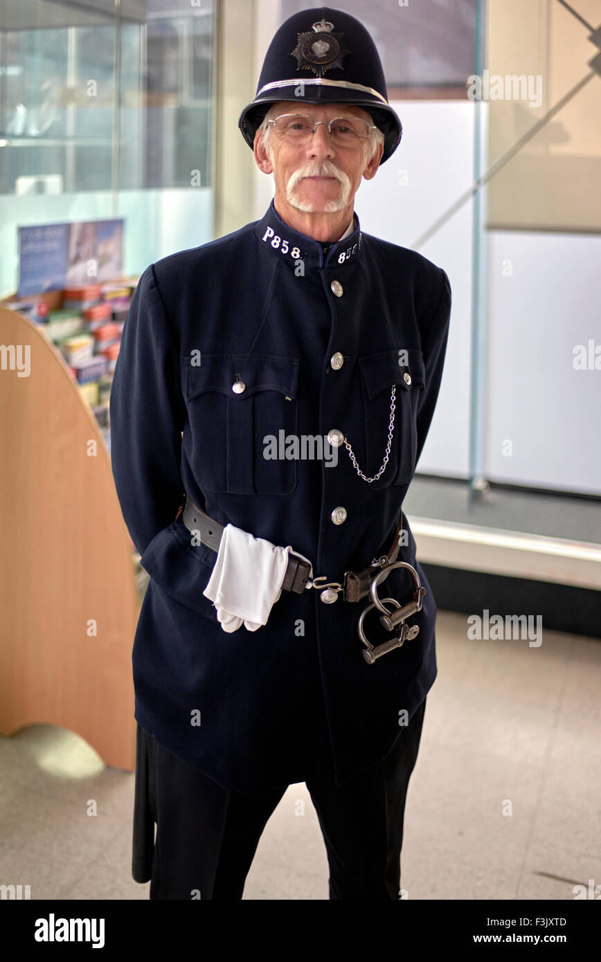 Poliziotto 1900s. Personaggio vestito come poliziotto all'inizio del 1900. Black Country Living Museum Dudley West Midlands Inghilterra Regno Unito Foto Stock