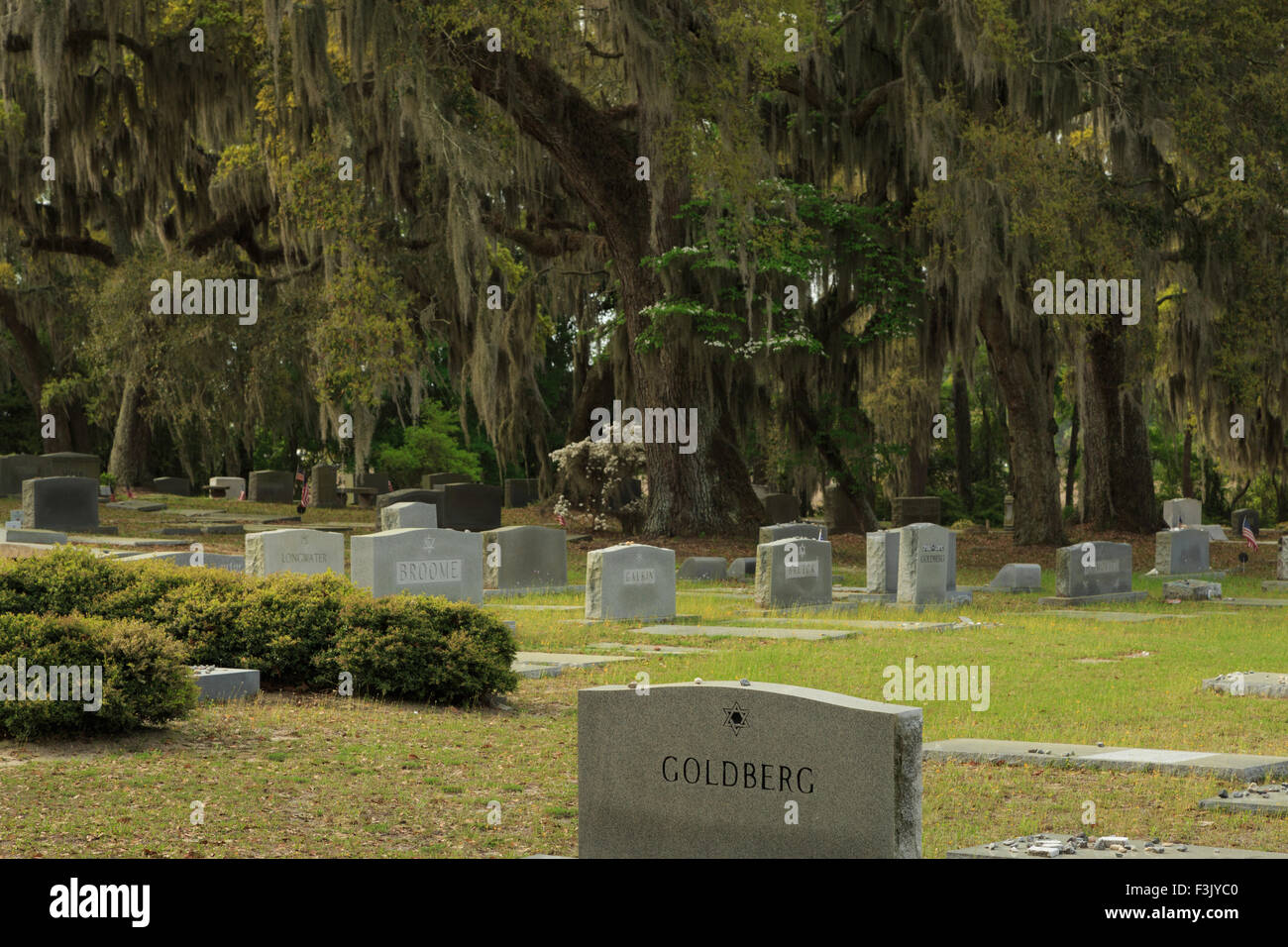 Un colorato fotografia di alcune lapidi nel cimitero Bonaventura a Savannah, Georgia. Si tratta di un cimitero pubblico. Foto Stock