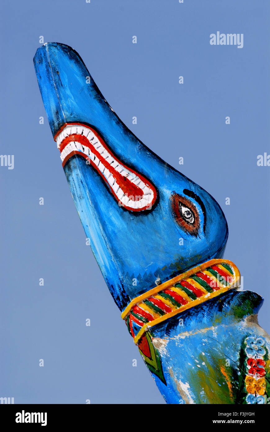 Dipinto di testa di animale mitologico sul lato anteriore del paese la pesca in barca blue sky spiaggia Kunkeshwar Sindhudurg maharashtra india Foto Stock