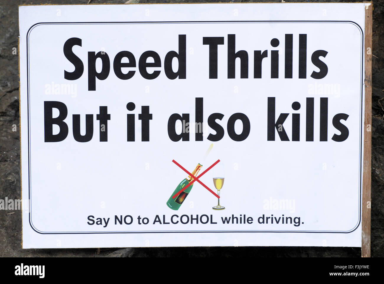 Slogan scritto su strada circa il limite massimo di velocità e di evitare di bere mentre si guida Festival di Natale Borivali Mumbai India Foto Stock