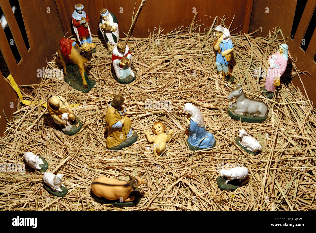 Tableaux dei presepi che mostra il Bambino Gesù nel presepe con Maria e Giuseppe adorare lui Festival di Natale Mumbai India Foto Stock