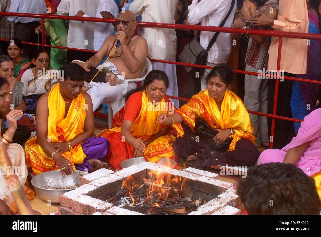 Homa coppie pregando fuoco sacro per il culto eterno Ganesh a Dagdu Seth Halwai Ganapati Ganapati festival di Pune India Maharashtra Foto Stock