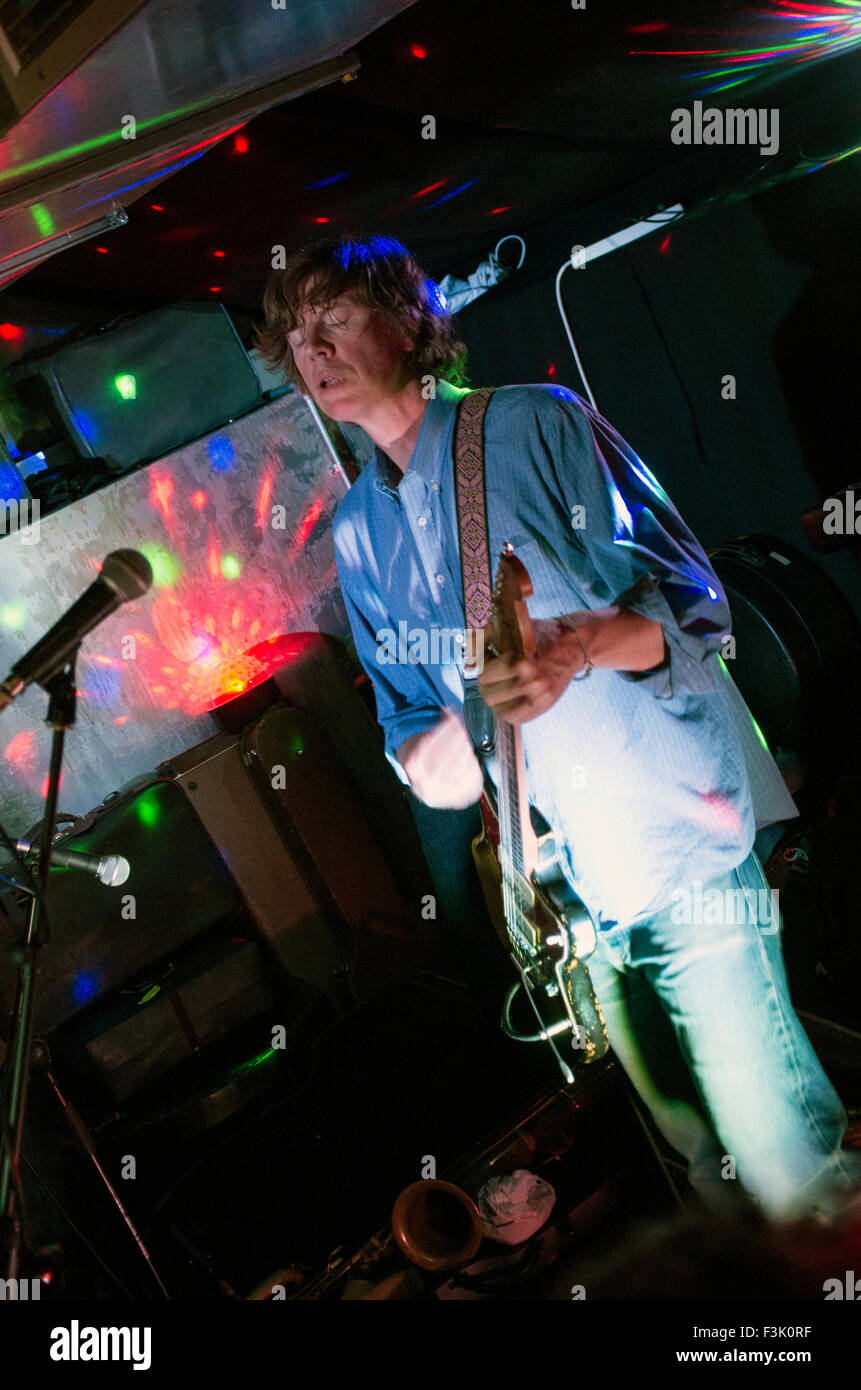 Thurston Moore ex di Sonic Youth performing come parte di Stoke Newington Festival Letterario Foto Stock