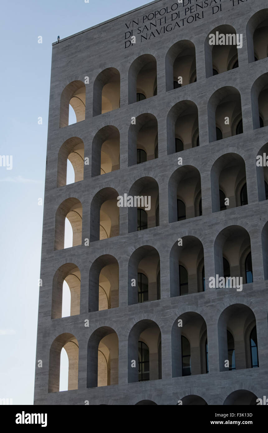 Esempio Di Edificio Di Architettura Razionalista Italiana A Roma Foto Stock Alamy