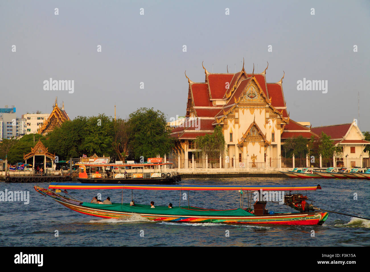 Thailandia, Bangkok, sul Fiume Chao Phraya, barca dalla coda lunga, Wat Rakhang tempio, Foto Stock