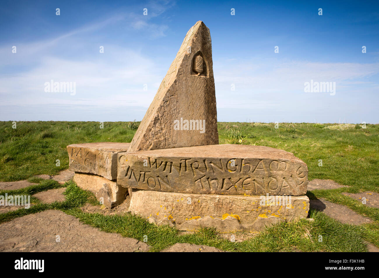 Regno Unito, Inghilterra, Yorkshire East Riding, Filey Brigg, Wolds Way a piedi il marcatore di inizio la pietra che mostra i nomi delle frazioni en route Foto Stock