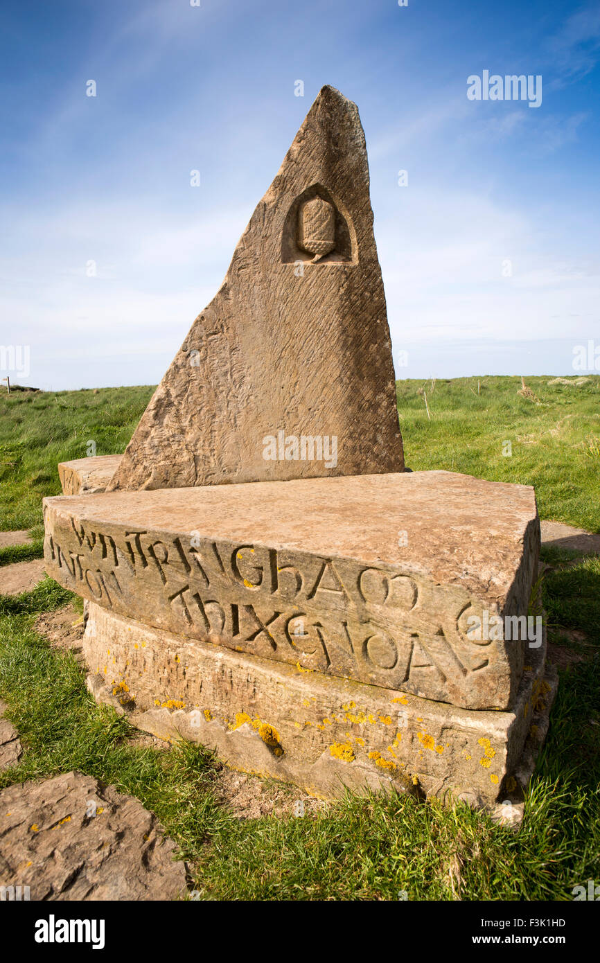 Regno Unito, Inghilterra, Yorkshire East Riding, Filey Brigg, Wolds Way a piedi il marcatore di inizio la pietra che mostra i nomi delle frazioni en route Foto Stock