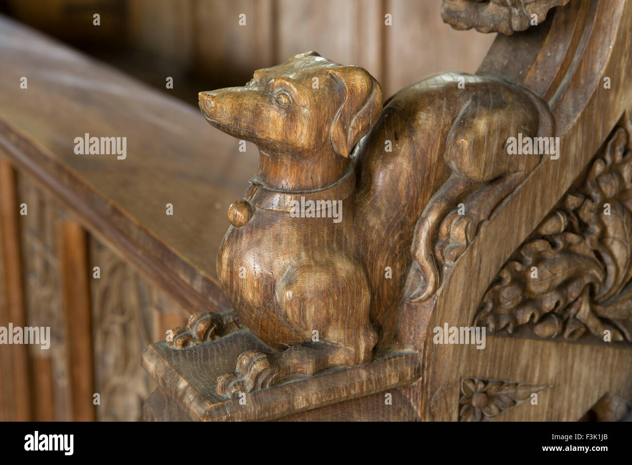 Regno Unito, Inghilterra, Yorkshire East Riding, Wintringham, la chiesa di San Pietro di cane coro motif pew fine Foto Stock