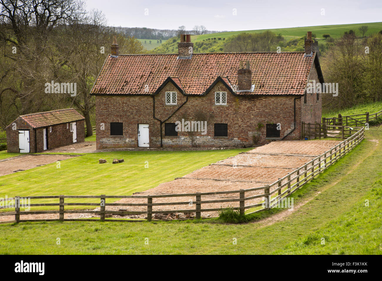 Regno Unito, Inghilterra, Yorkshire East Riding, Wharram Percy, XVIII secolo miglioramento fattoria sul sito del villaggio abbandonato Foto Stock