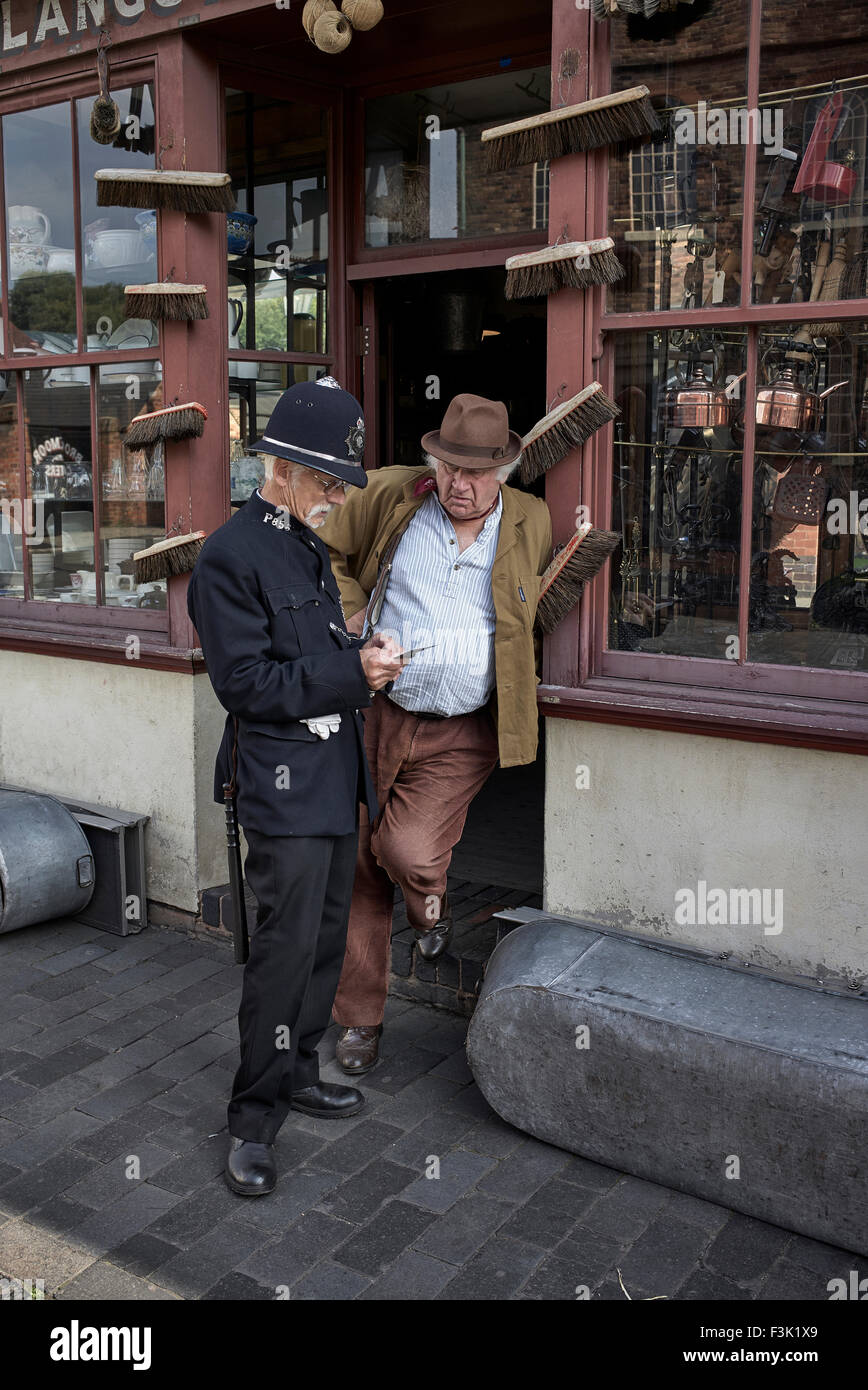 1900s personaggi tra cui poliziotto e negoziante al Black Country Living Museum Dudley West Midlands Inghilterra UK Foto Stock