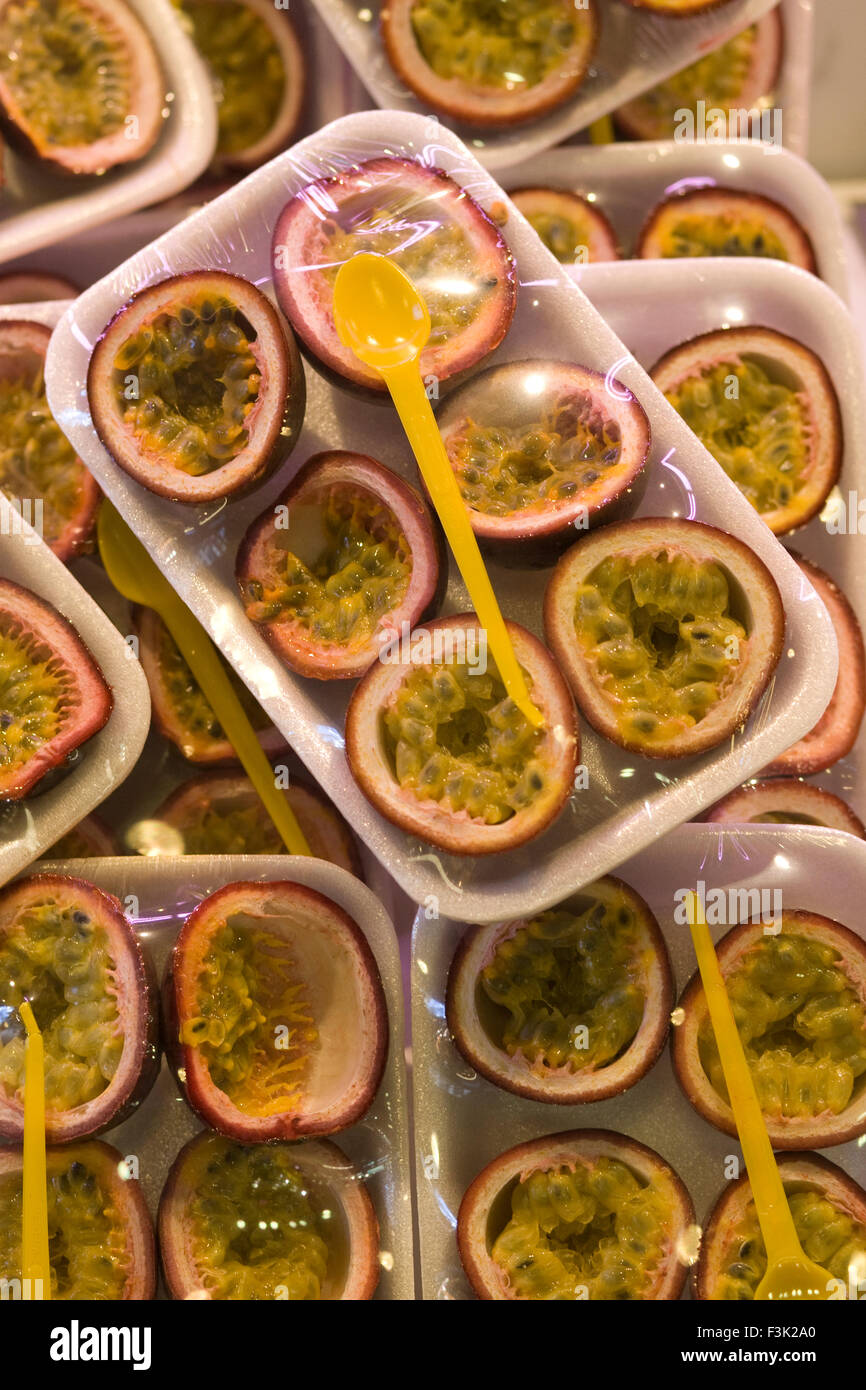 Pronto a mangiare il frutto della passione in un contenitore di polistirolo coperto con della pellicola trasparente Foto Stock