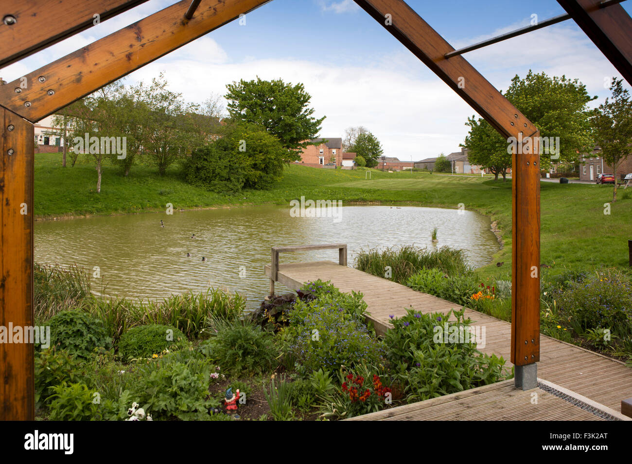 Regno Unito, Inghilterra, Yorkshire East Riding, Fridaythorpe, nuova lotteria finanziato rifugio accanto al laghetto del paese Foto Stock