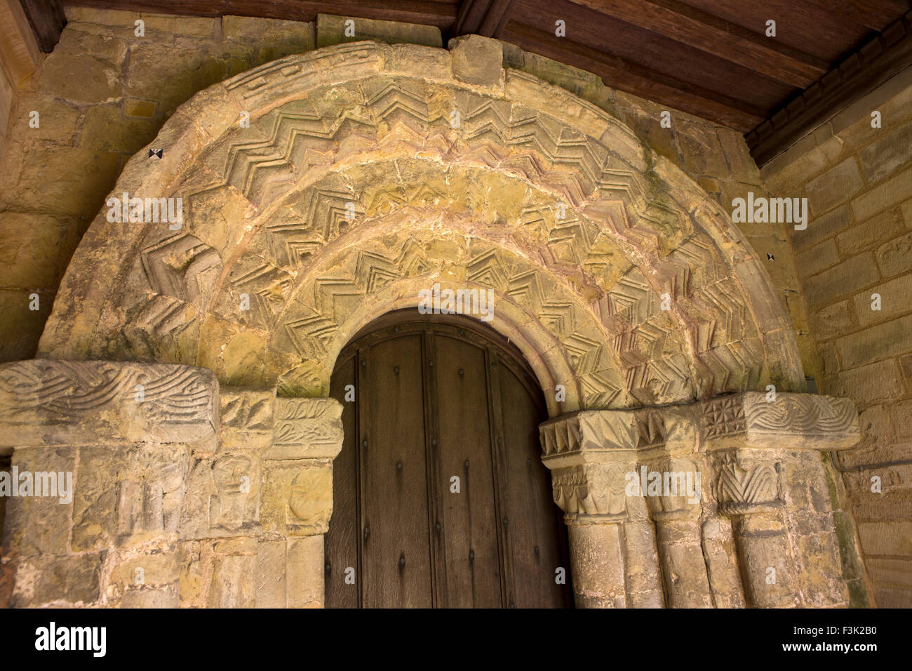 Regno Unito, Inghilterra, Yorkshire East Riding, Fridaythorpe, chiesa di Santa Maria, Norman modellato arco della porta Foto Stock