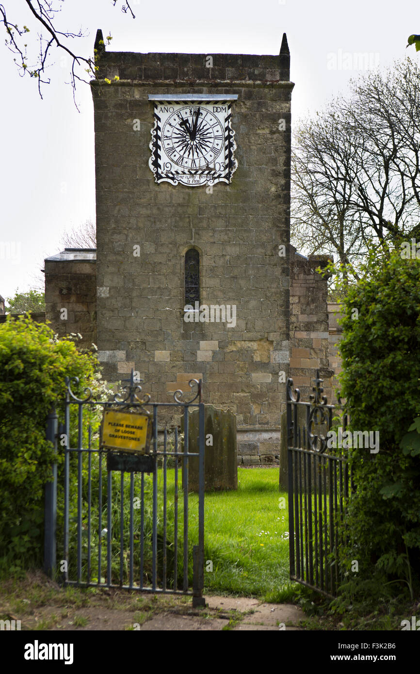 Regno Unito, Inghilterra, Yorkshire East Riding, Fridaythorpe, chiesa di Santa Maria, con Edwardian orologio sulla torre Foto Stock