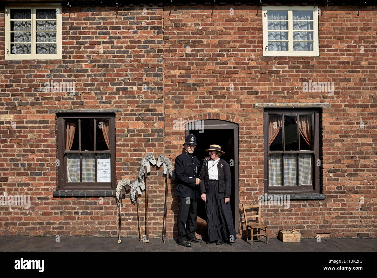 Caratteri compresi poliziotto e donna presso il Black Country Living Museum Dudley West Midlands England Regno Unito Foto Stock