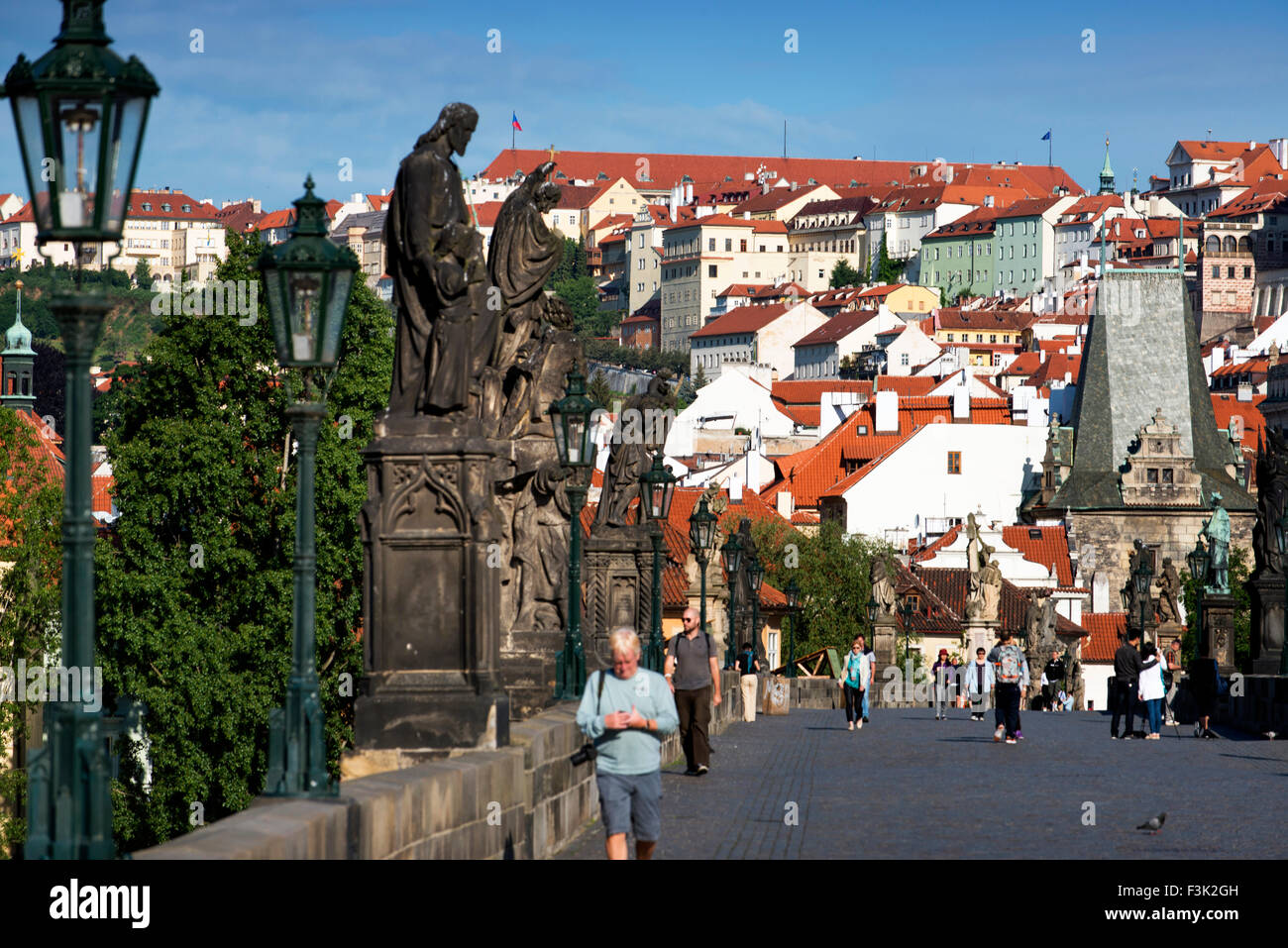 Charles Bridge guardando ad ovest verso il Quartiere Piccolo, Judith Bridge Tower, Praga Repubblica Ceca Foto Stock