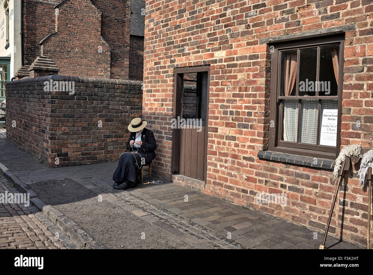 Donna vestita tradizionalmente in costume d'epoca del 1900 al Black Country Living Museum Dudley West Midlands Inghilterra UK Foto Stock