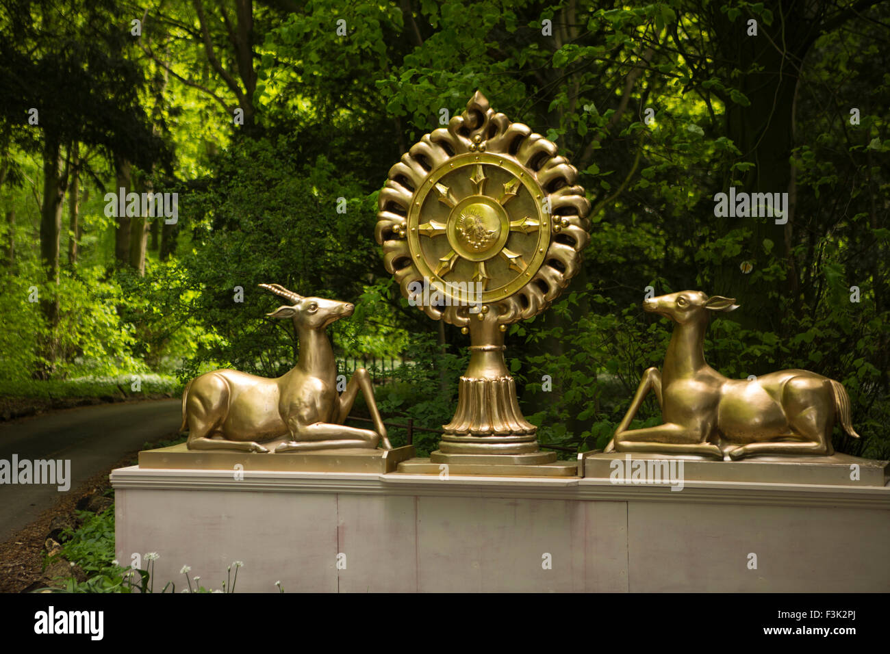 Regno Unito, Inghilterra, Yorkshire East Riding, Kilnwick Percy, buddista charma cervi e ruota all'entrata Madhyamaka Kadampa meditazione Foto Stock