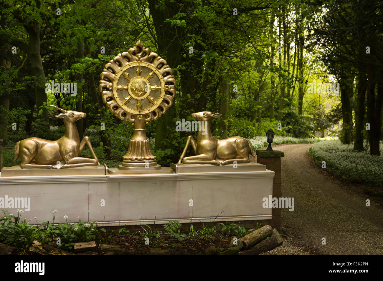 Regno Unito, Inghilterra, Yorkshire East Riding, Kilnwick Percy, dharma buddista cervi e ruota all'entrata Madhyamaka Kadampa meditazione Foto Stock