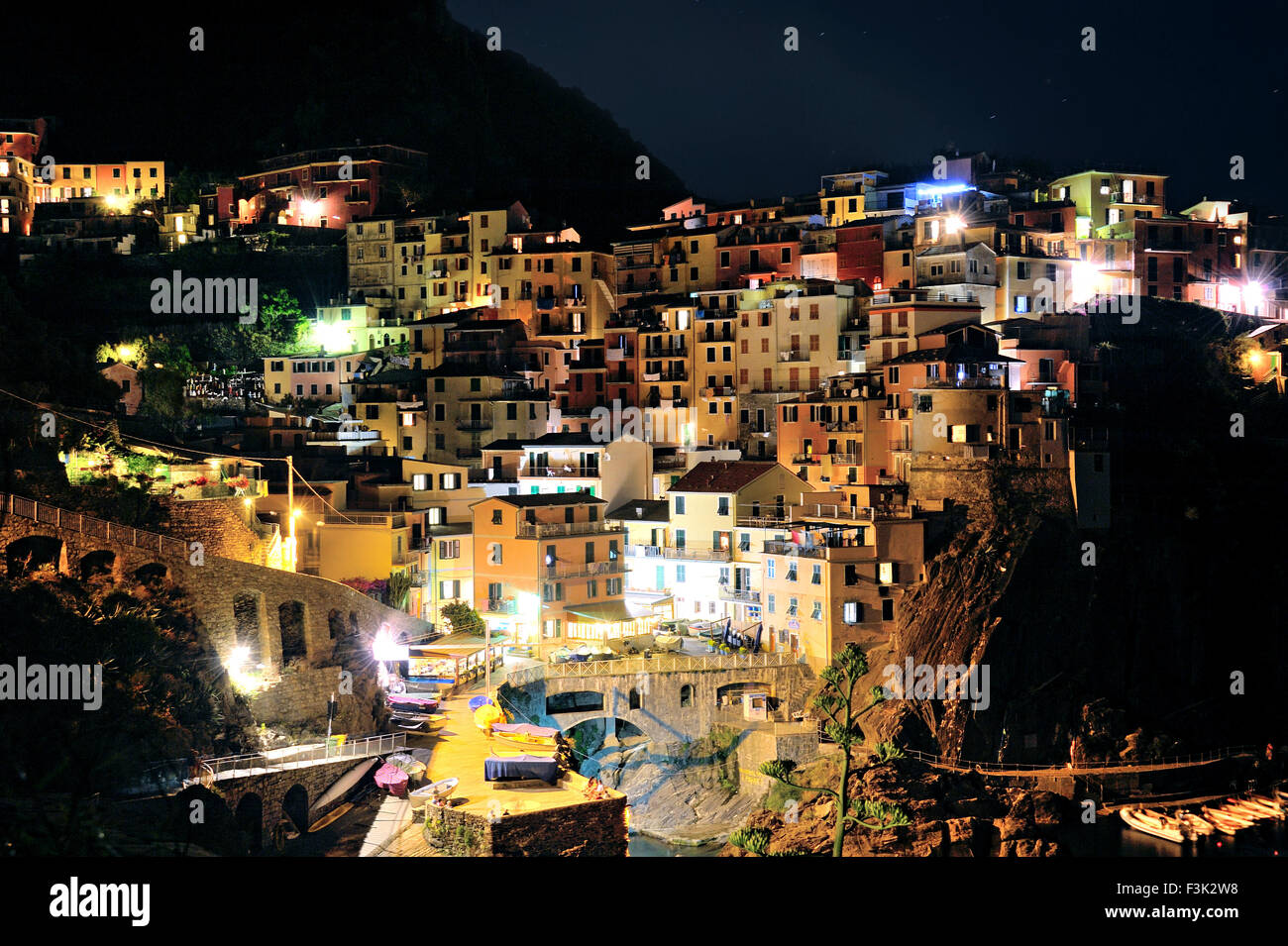 Case colorate di Manarola di notte, villaggio delle Cinque Terre, Italia, night shot, tenebrologo con stelle Foto Stock