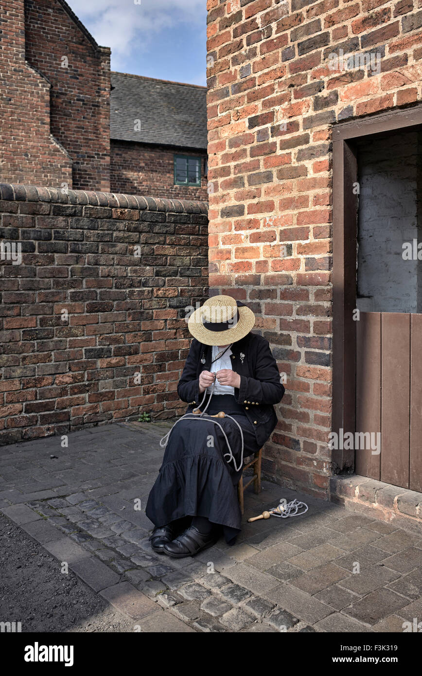 Donna vestita tradizionalmente in costume d'epoca del 1900 al Black Country Living Museum Dudley West Midlands Inghilterra UK Foto Stock