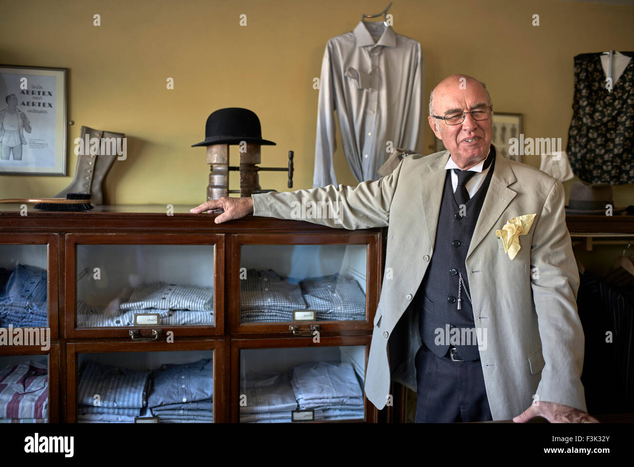 1900s negoziante. Outfitter uomo in abbigliamento tradizionale periodo Black Country Living Museum Dudley West Midlands Inghilterra UK. Foto Stock