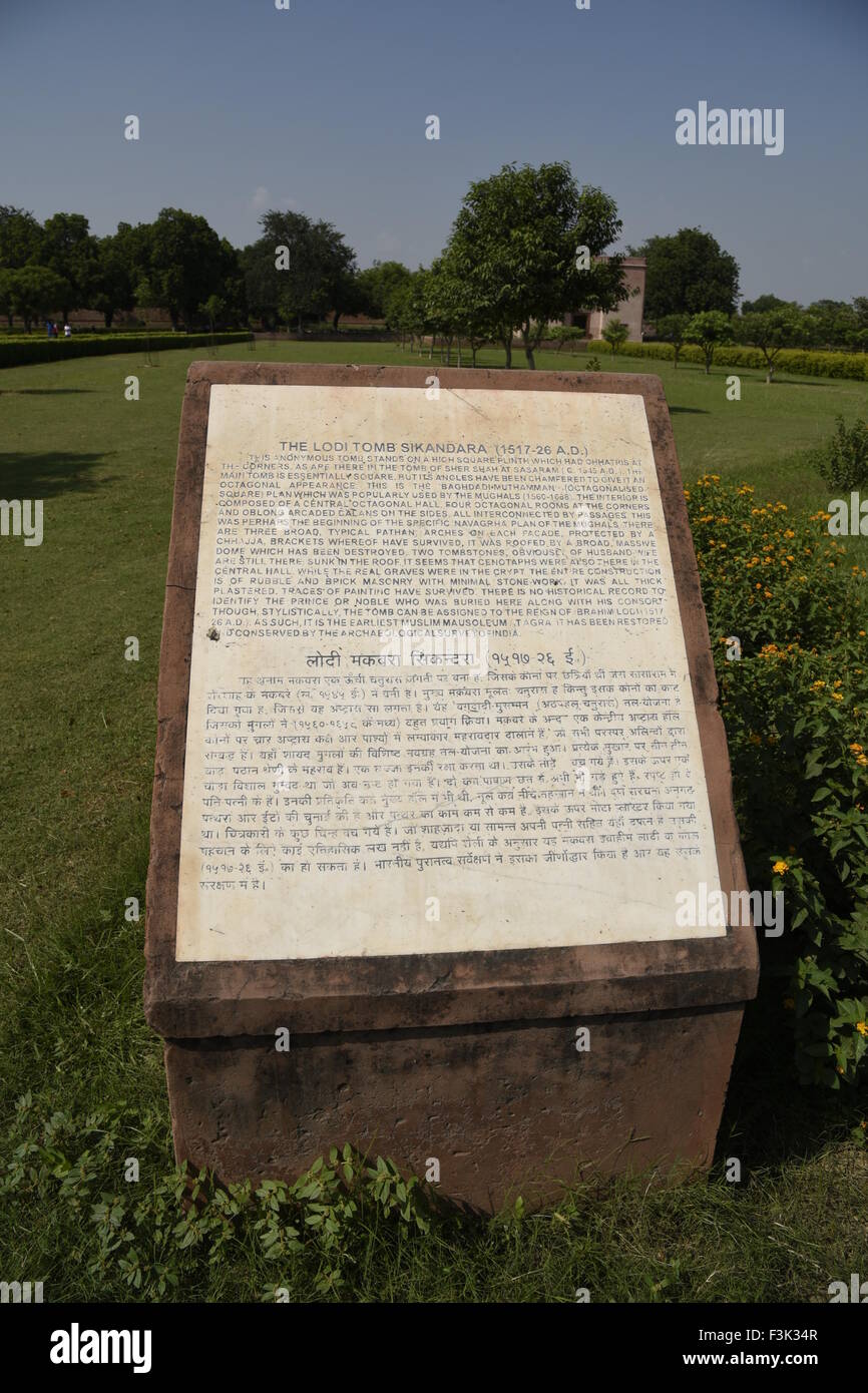 Lodi tomba monumento Sikandra dettaglio information testo su marmo bianco in Hindi e Inglese dalla Soprintendenza Archeologica di India, Agra Foto Stock