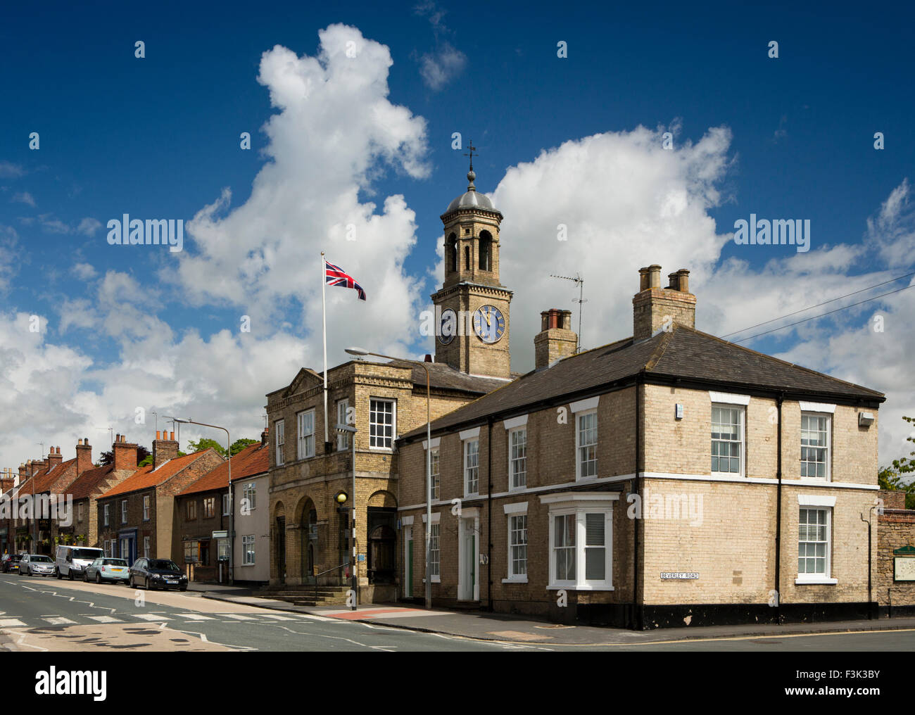 Regno Unito, Inghilterra, Yorkshire East Riding, Sud Grotta, Station Road, Municipio con il Victoria Memorial Clock Tower e flag Foto Stock