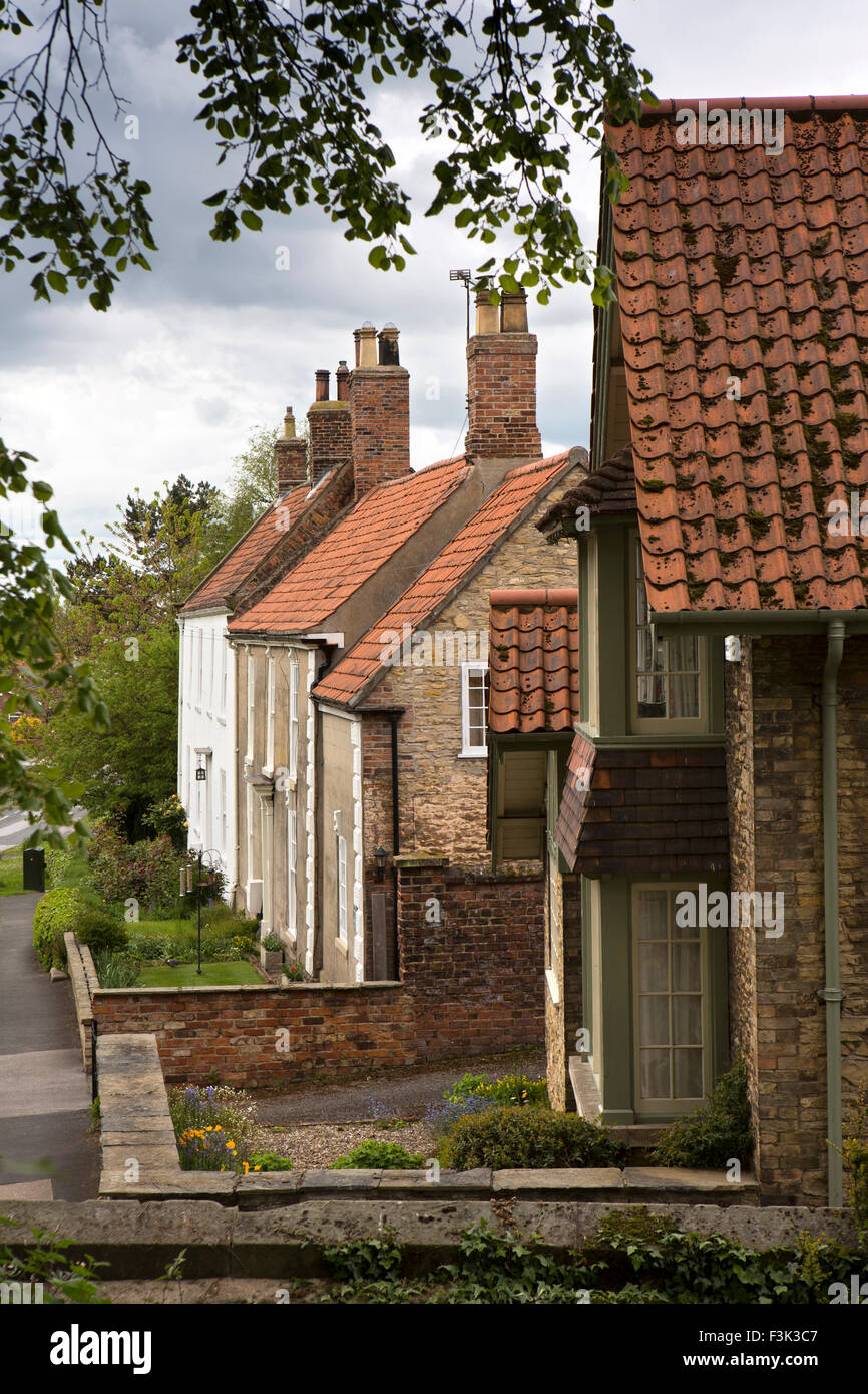 Regno Unito, Inghilterra, Yorkshire East Riding, grotta del Sud, cottage accanto alla chiesa Foto Stock