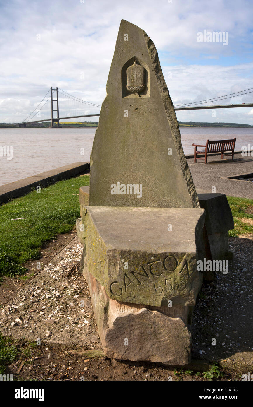 Regno Unito, Inghilterra, Yorkshire East Riding, Hessle, Wolds Way pietra marker vicino Humber Bridge Foto Stock