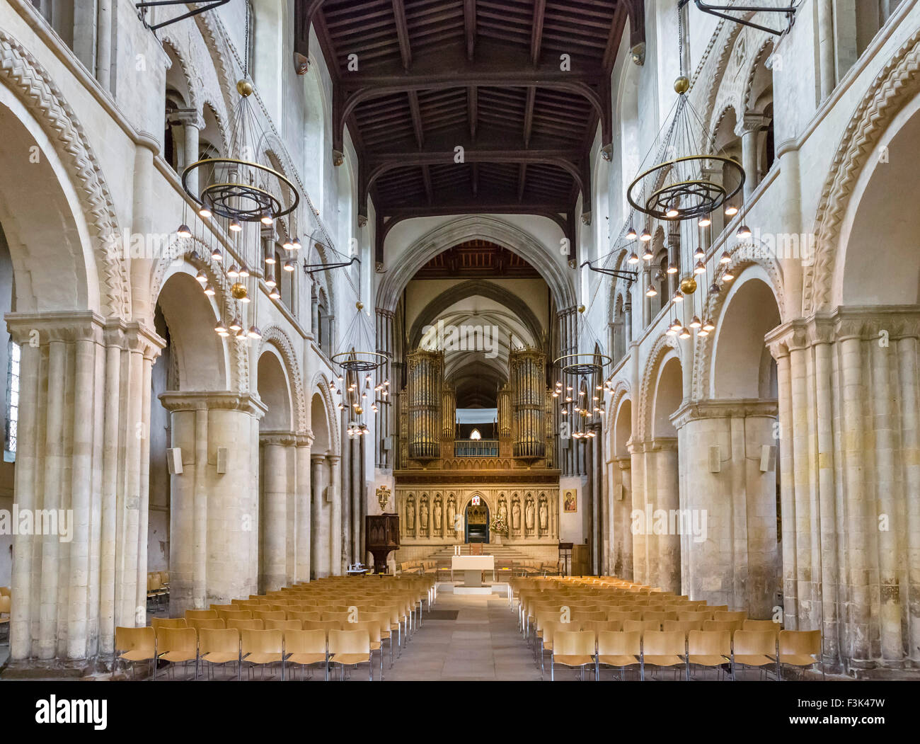 Navata di Rochester Cathedral (la Cattedrale Chiesa di Cristo e la Beata Vergine Maria), Rochester, Kent, England, Regno Unito Foto Stock