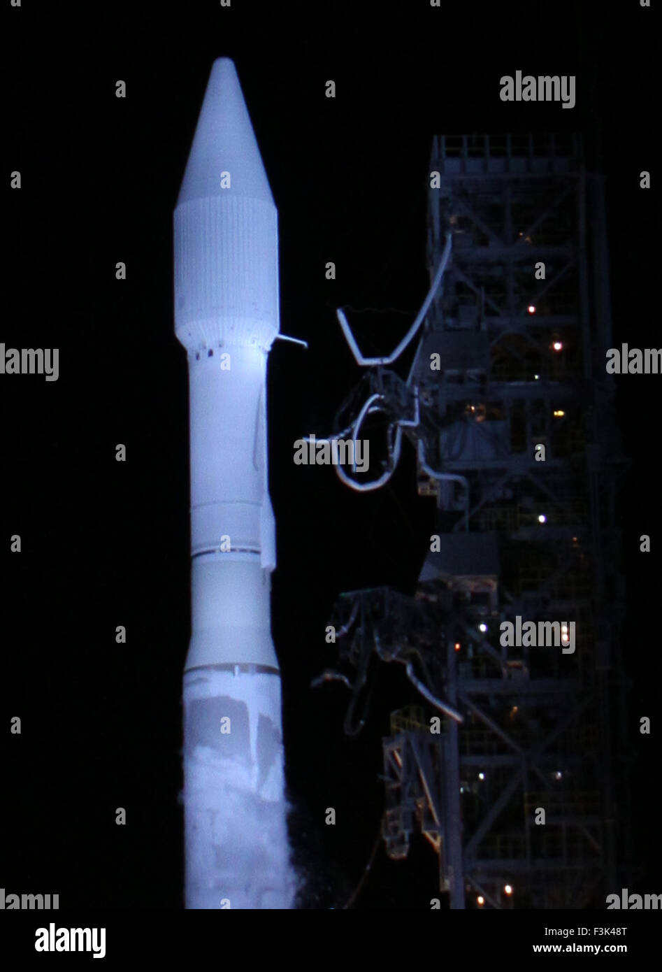Ott 8, 2015. .Vandenberg AFB California/USA Un regno lancio Alleanza Atlas 5 lanci di razzi un classificati NROL-55 payload per la National Reconnaissance Office di Vandenberg AFB. Il lancio avviene a 5:49 am giovedì mattina. Foto da Gene Blevins/LA DailyNews/ZumaPress © Gene Blevins/ZUMA filo/Alamy Live News Foto Stock