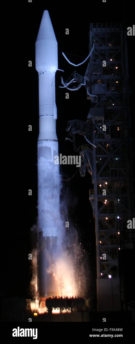 Ott 8, 2015. .Vandenberg AFB California/USA Un regno lancio Alleanza Atlas 5 lanci di razzi un classificati NROL-55 payload per la National Reconnaissance Office di Vandenberg AFB. Il lancio avviene a 5:49 am giovedì mattina. Foto da Gene Blevins/LA DailyNews/ZumaPress © Gene Blevins/ZUMA filo/Alamy Live News Foto Stock