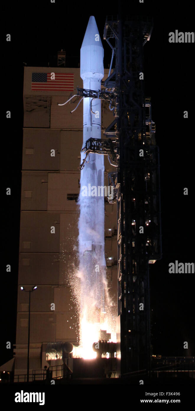 Ott 8, 2015. .Vandenberg AFB California/USA Un regno lancio Alleanza Atlas 5 lanci di razzi un classificati NROL-55 payload per la National Reconnaissance Office di Vandenberg AFB. Il lancio avviene a 5:49 am giovedì mattina. Foto da Gene Blevins/LA DailyNews/ZumaPress © Gene Blevins/ZUMA filo/Alamy Live News Foto Stock