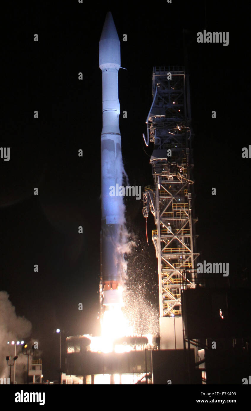 Ott 8, 2015. .Vandenberg AFB California/USA Un regno lancio Alleanza Atlas 5 lanci di razzi un classificati NROL-55 payload per la National Reconnaissance Office di Vandenberg AFB. Il lancio avviene a 5:49 am giovedì mattina. Foto da Gene Blevins/LA DailyNews/ZumaPress © Gene Blevins/ZUMA filo/Alamy Live News Foto Stock