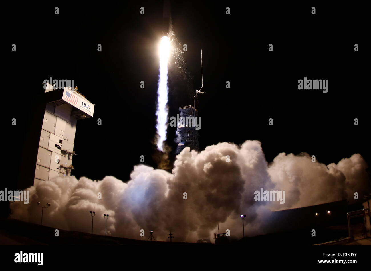 Ott 8, 2015. .Vandenberg AFB California/USA Un regno lancio Alleanza Atlas 5 lanci di razzi un classificati NROL-55 payload per la National Reconnaissance Office di Vandenberg AFB. Il lancio avviene a 5:49 am giovedì mattina. Foto da Gene Blevins/LA DailyNews/ZumaPress © Gene Blevins/ZUMA filo/Alamy Live News Foto Stock