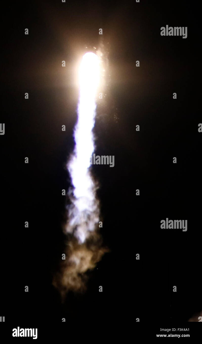 Ott 8, 2015. .Vandenberg AFB California/USA Un regno lancio Alleanza Atlas 5 lanci di razzi un classificati NROL-55 payload per la National Reconnaissance Office di Vandenberg AFB. Il lancio avviene a 5:49 am giovedì mattina. Foto da Gene Blevins/LA DailyNews/ZumaPress © Gene Blevins/ZUMA filo/Alamy Live News Foto Stock