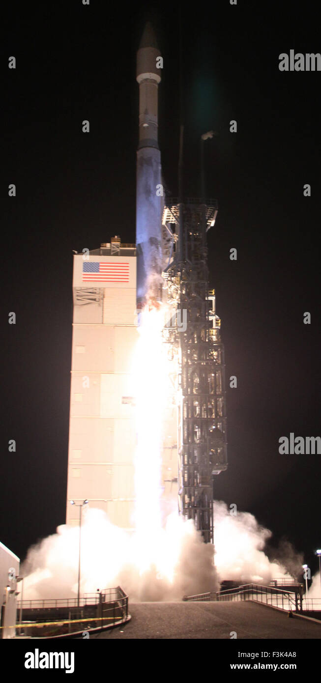 Ott 8, 2015. .Vandenberg AFB California/USA Un regno lancio Alleanza Atlas 5 lanci di razzi un classificati NROL-55 payload per la National Reconnaissance Office di Vandenberg AFB. Il lancio avviene a 5:49 am giovedì mattina. Foto da Gene Blevins/LA DailyNews/ZumaPress © Gene Blevins/ZUMA filo/Alamy Live News Foto Stock