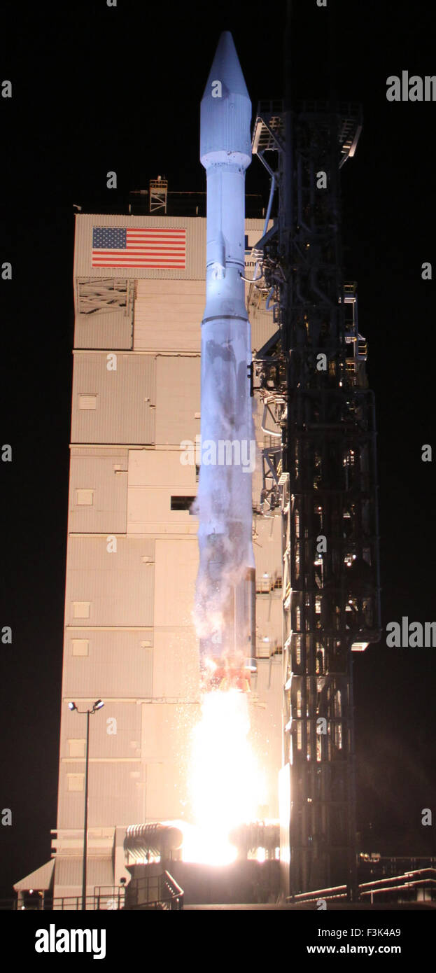 Ott 8, 2015. .Vandenberg AFB California/USA Un regno lancio Alleanza Atlas 5 lanci di razzi un classificati NROL-55 payload per la National Reconnaissance Office di Vandenberg AFB. Il lancio avviene a 5:49 am giovedì mattina. Foto da Gene Blevins/LA DailyNews/ZumaPress © Gene Blevins/ZUMA filo/Alamy Live News Foto Stock