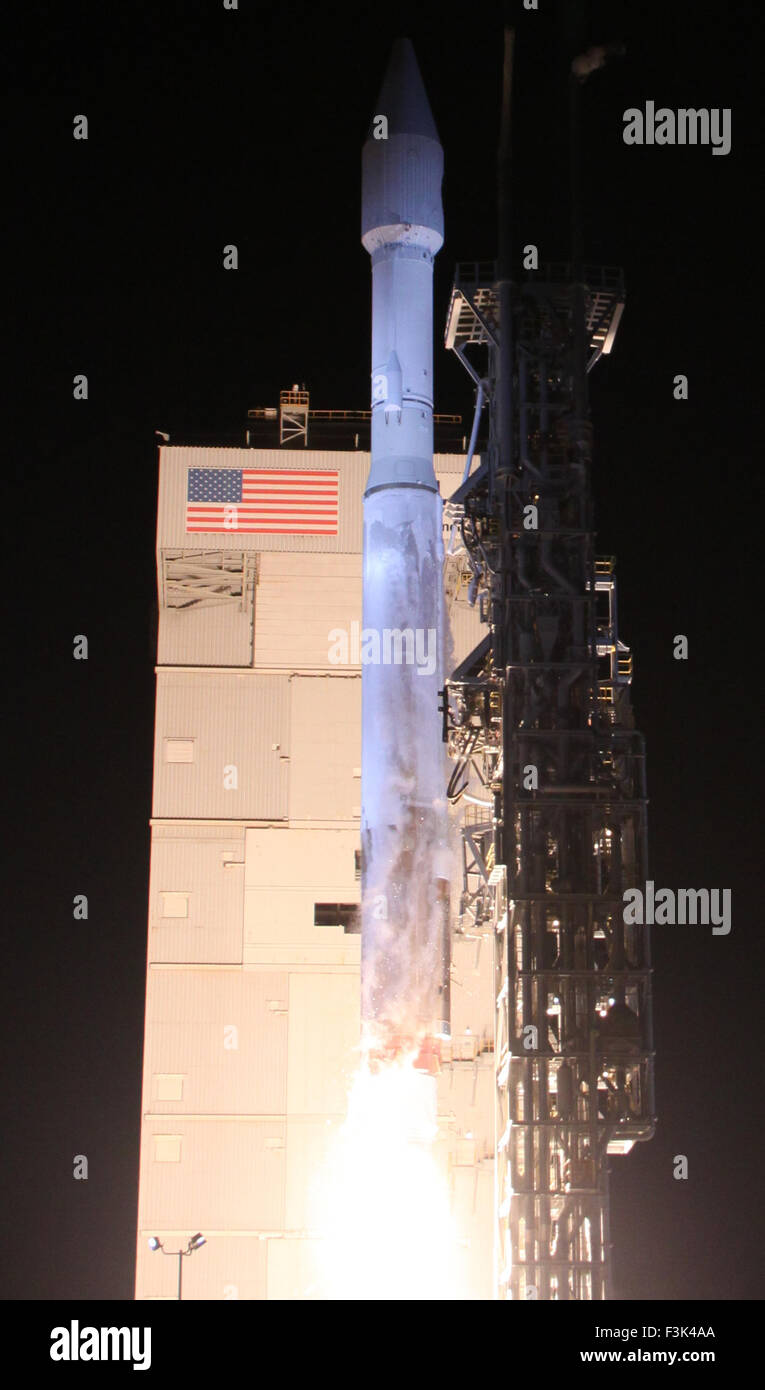 Ott 8, 2015. .Vandenberg AFB California/USA Un regno lancio Alleanza Atlas 5 lanci di razzi un classificati NROL-55 payload per la National Reconnaissance Office di Vandenberg AFB. Il lancio avviene a 5:49 am giovedì mattina. Foto da Gene Blevins/LA DailyNews/ZumaPress © Gene Blevins/ZUMA filo/Alamy Live News Foto Stock