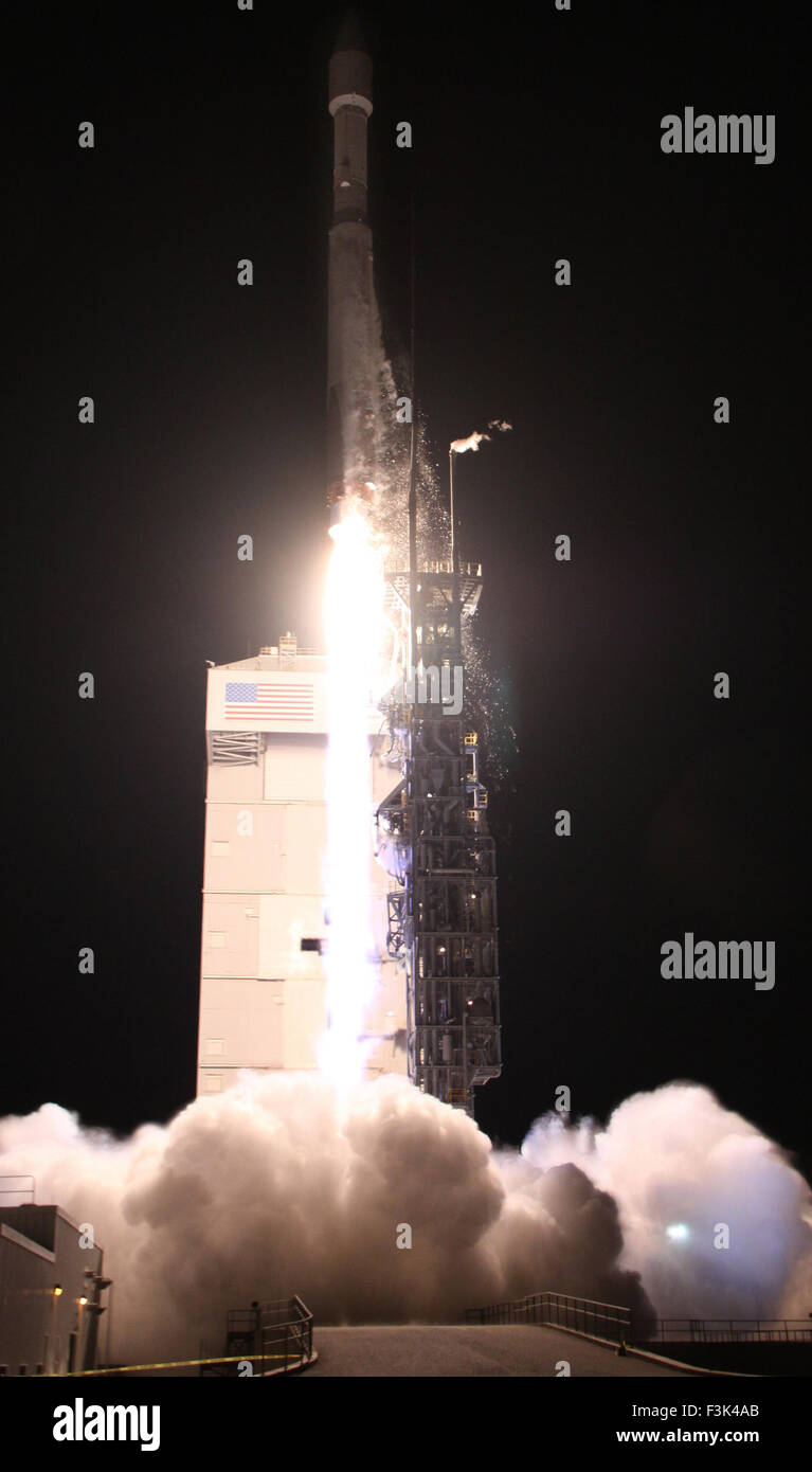 Ott 8, 2015. .Vandenberg AFB California/USA Un regno lancio Alleanza Atlas 5 lanci di razzi un classificati NROL-55 payload per la National Reconnaissance Office di Vandenberg AFB. Il lancio avviene a 5:49 am giovedì mattina. Foto da Gene Blevins/LA DailyNews/ZumaPress © Gene Blevins/ZUMA filo/Alamy Live News Foto Stock