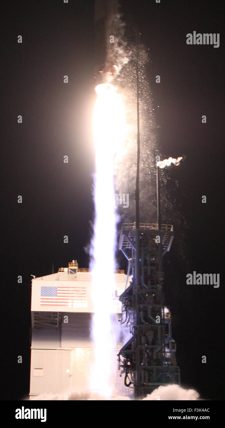 Ott 8, 2015. .Vandenberg AFB California/USA Un regno lancio Alleanza Atlas 5 lanci di razzi un classificati NROL-55 payload per la National Reconnaissance Office di Vandenberg AFB. Il lancio avviene a 5:49 am giovedì mattina. Foto da Gene Blevins/LA DailyNews/ZumaPress © Gene Blevins/ZUMA filo/Alamy Live News Foto Stock