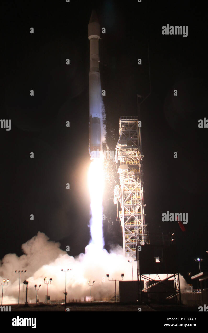 Ott 8, 2015. .Vandenberg AFB California/USA Un regno lancio Alleanza Atlas 5 lanci di razzi un classificati NROL-55 payload per la National Reconnaissance Office di Vandenberg AFB. Il lancio avviene a 5:49 am giovedì mattina. Foto da Gene Blevins/LA DailyNews/ZumaPress © Gene Blevins/ZUMA filo/Alamy Live News Foto Stock