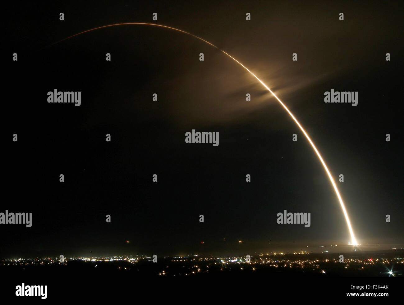 Ott 8, 2015. .Vandenberg AFB California/USA Un regno lancio Alleanza Atlas 5 lanci di razzi un classificati NROL-55 payload per la National Reconnaissance Office di Vandenberg AFB. Il lancio avviene a 5:49 am giovedì mattina. Foto da Gene Blevins/LA DailyNews/ZumaPress © Gene Blevins/ZUMA filo/Alamy Live News Foto Stock